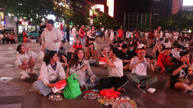 Nhiều người ngồi chờ 4-5 giờ đồng hồ v&igrave; U.23 Việt Nam - Ảnh 5.