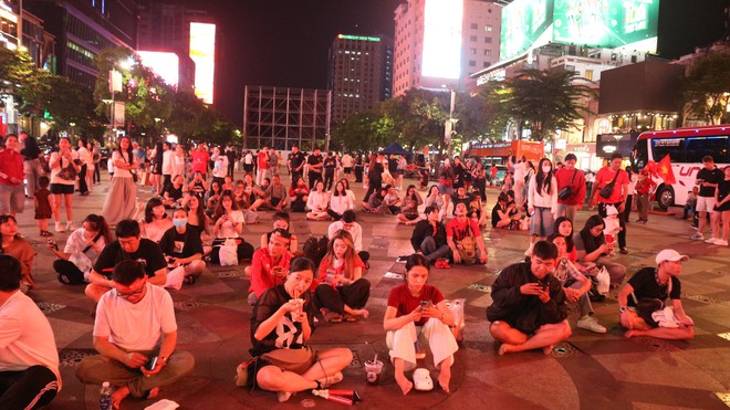 Nhiều người ngồi chờ 4-5 giờ đồng hồ v&igrave; U.23 Việt Nam - Ảnh 6.