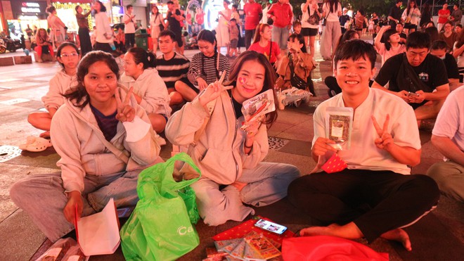 Nhiều người ngồi chờ 4-5 giờ đồng hồ v&igrave; U.23 Việt Nam - Ảnh 2.