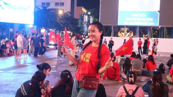 Nhiều người ngồi chờ 4-5 giờ đồng hồ v&igrave; U.23 Việt Nam - Ảnh 3.