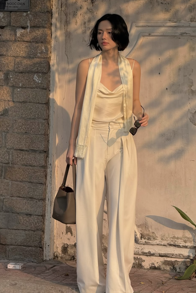 Diện nguyên set đồ màu trắng khẳng định gu thẩm mỹ tối giản tinh tế- Ảnh 1. Diện nguyên set đồ màu trắng khẳng định gu thẩm mỹ tối giản tinh tế- Ảnh 1.