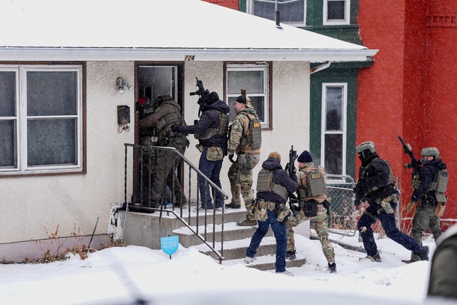 Đặc vụ Mỹ gây tranh cãi sau vụ vào nhà bắt người tại Minnesota - Ảnh 3.