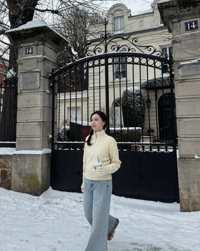 Quần jeans ống rộng trở thành lựa chọn quen thuộc trong tủ đồ của phái đẹp- Ảnh 4. Quần jeans ống rộng trở thành lựa chọn quen thuộc trong tủ đồ của phái đẹp- Ảnh 4.