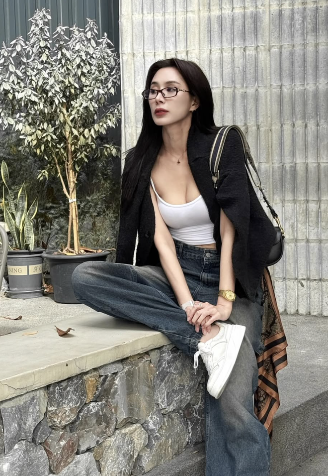 Quần jeans ống rộng trở thành lựa chọn quen thuộc trong tủ đồ của phái đẹp- Ảnh 9. Quần jeans ống rộng trở thành lựa chọn quen thuộc trong tủ đồ của phái đẹp- Ảnh 9.