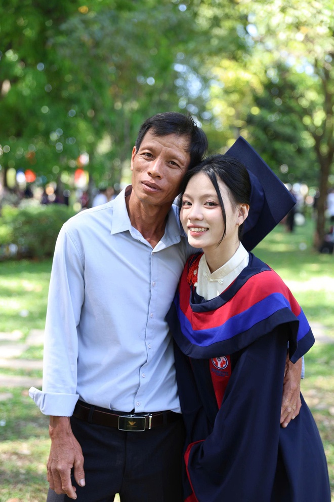 B&agrave;i ph&aacute;t biểu x&uacute;c động l&agrave;m nhiều người rơi nước mắt của nữ thủ khoa - Ảnh 3.