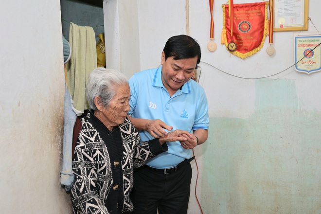 Báo Thanh Niên trao học bổng cho học sinh nghèo và quà tết cho người dân - Ảnh 12.