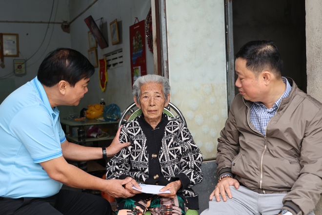 Báo Thanh Niên trao học bổng cho học sinh nghèo và quà tết cho người dân - Ảnh 13.