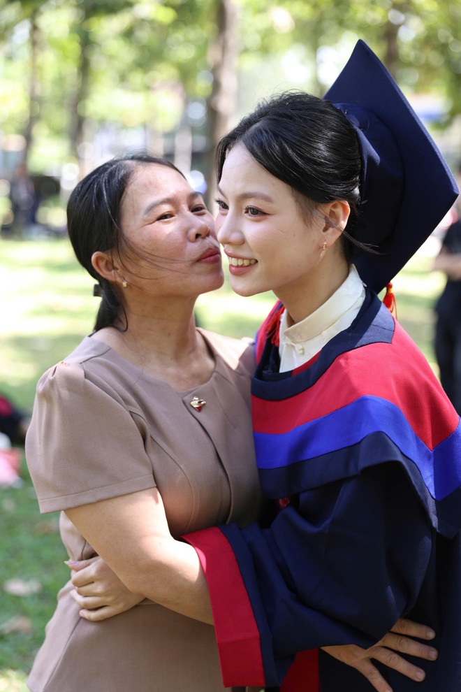 B&agrave;i ph&aacute;t biểu x&uacute;c động l&agrave;m nhiều người rơi nước mắt của nữ thủ khoa - Ảnh 2.