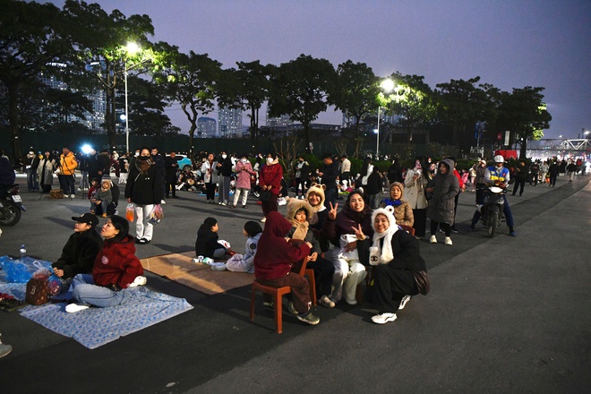 Nóng nhất Hà Nội hôm nay: Người dân hẹn nhau đi xem 'concert pháo hoa quốc gia'- Ảnh 6.