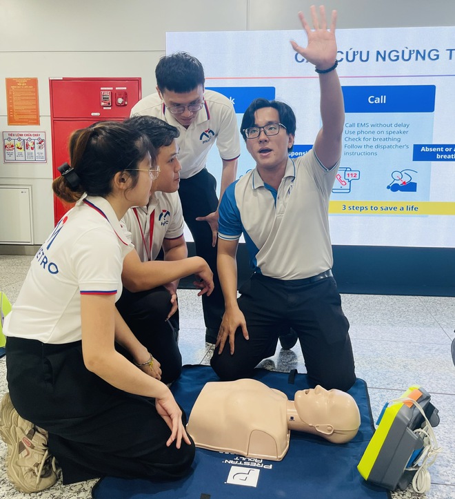 Trang bị m&aacute;y khử rung tim tự động cấp cứu đột quỵ tại nh&agrave; ga metro TP.HCM- Ảnh 2.