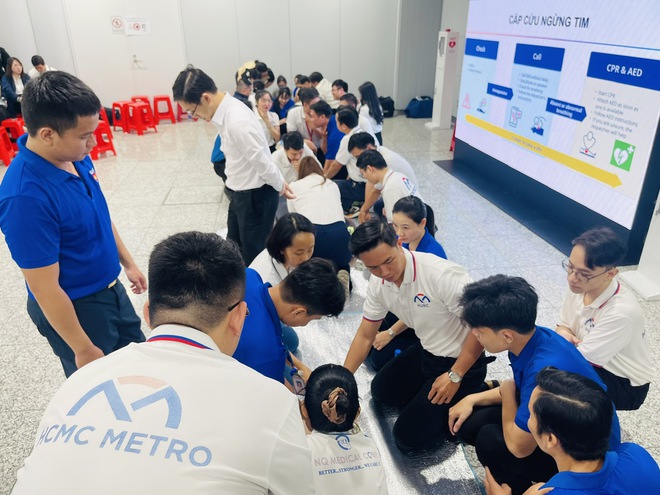 Trang bị m&aacute;y khử rung tim tự động cấp cứu đột quỵ tại nh&agrave; ga metro TP.HCM- Ảnh 3.