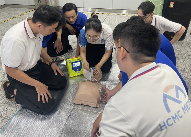 Trang bị m&aacute;y khử rung tim tự động cấp cứu đột quỵ tại nh&agrave; ga metro TP.HCM- Ảnh 4.