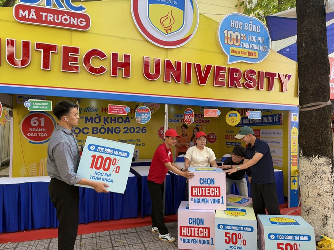 Trải nghiệm công nghệ mới tại các gian triển lãm Tư vấn mùa thi - Ảnh 2.