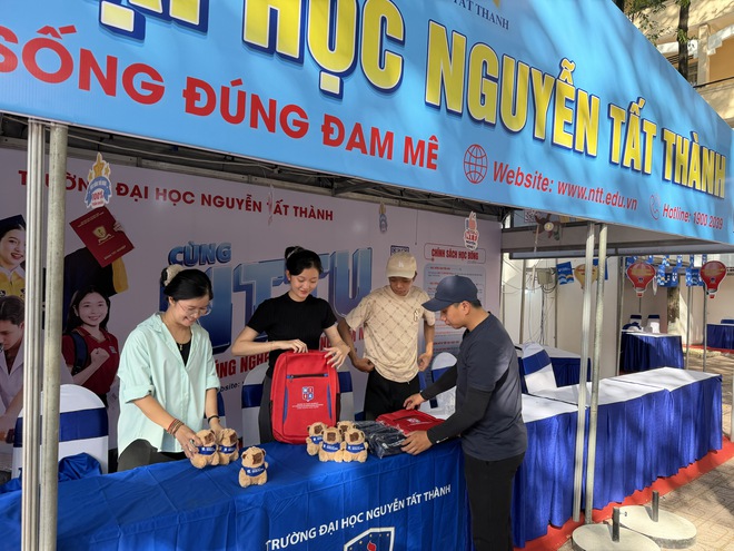 Trải nghiệm công nghệ mới tại các gian triển lãm Tư vấn mùa thi - Ảnh 3.