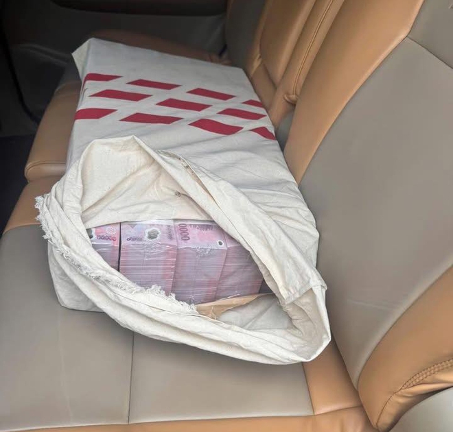 Người đ&agrave;n &ocirc;ng kể khoảnh khắc nhặt được bao tải tiền 1 tỉ tr&ecirc;n cao tốc - Ảnh 2.