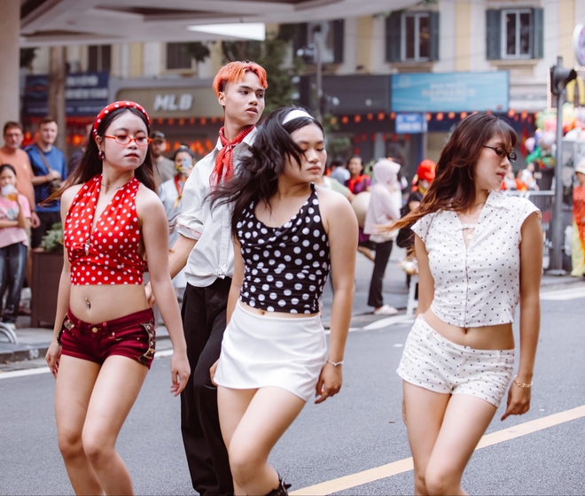 Thời trang đường phố lên ngôi mỗi dịp lễ, cuối tuần- Ảnh 5.