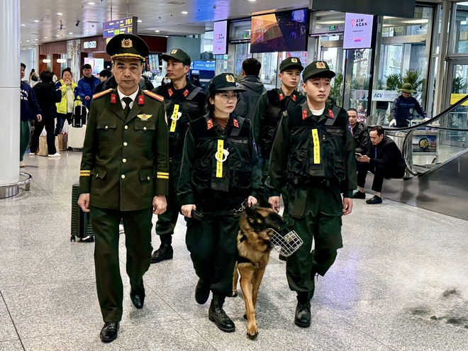 Những b&oacute;ng hồng lặng lẽ tạo &lsquo;l&aacute; chắn th&eacute;p&rsquo; bảo vệ Đại hội Đảng- Ảnh 11.