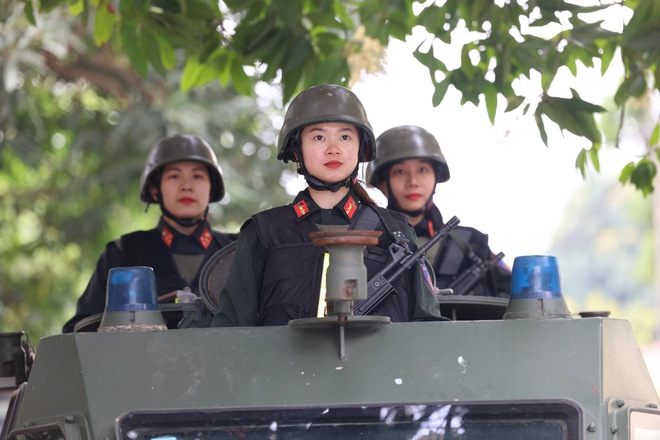 Những b&oacute;ng hồng lặng lẽ tạo &lsquo;l&aacute; chắn th&eacute;p&rsquo; bảo vệ Đại hội Đảng- Ảnh 5.