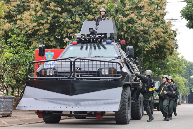 Những b&oacute;ng hồng lặng lẽ tạo &lsquo;l&aacute; chắn th&eacute;p&rsquo; bảo vệ Đại hội Đảng- Ảnh 4.