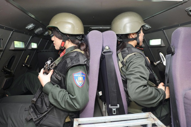 Những b&oacute;ng hồng lặng lẽ tạo &lsquo;l&aacute; chắn th&eacute;p&rsquo; bảo vệ Đại hội Đảng- Ảnh 6.