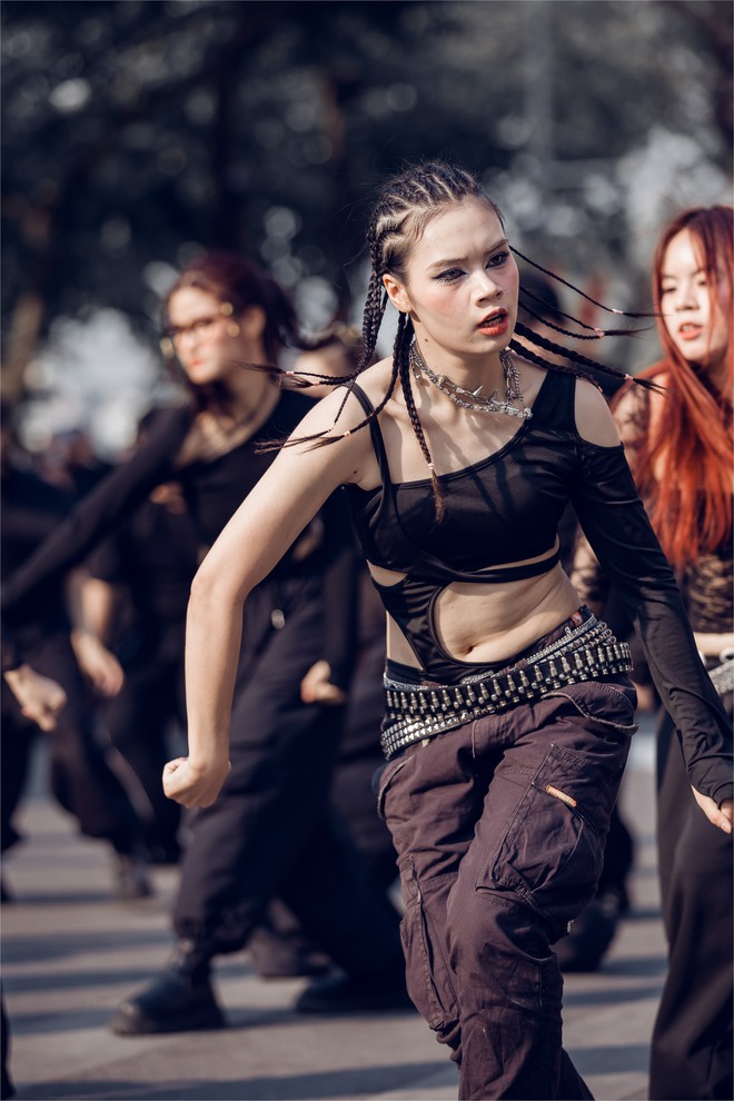 Thời trang đường phố lên ngôi mỗi dịp lễ, cuối tuần- Ảnh 7.