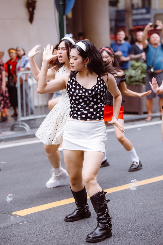 Thời trang đường phố lên ngôi mỗi dịp lễ, cuối tuần- Ảnh 8.