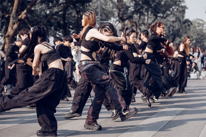 Thời trang đường phố lên ngôi mỗi dịp lễ, cuối tuần- Ảnh 6.