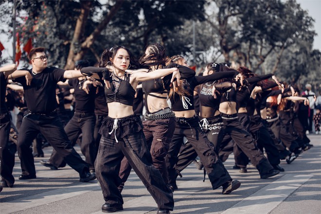 Thời trang đường phố lên ngôi mỗi dịp lễ, cuối tuần- Ảnh 2.