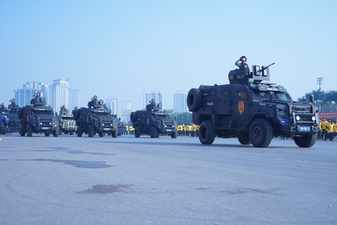 Những b&oacute;ng hồng lặng lẽ tạo &lsquo;l&aacute; chắn th&eacute;p&rsquo; bảo vệ Đại hội Đảng- Ảnh 10.