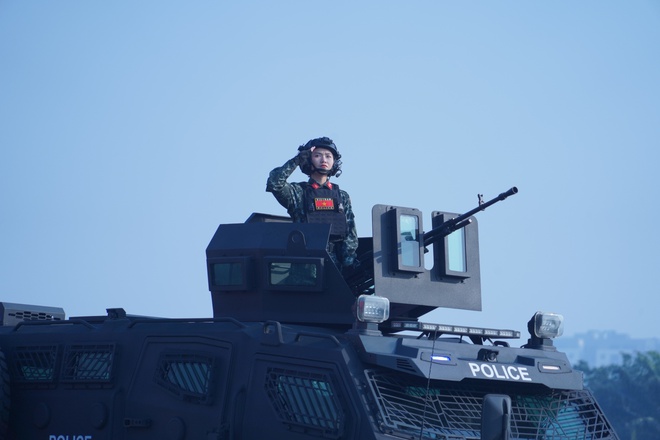 Những b&oacute;ng hồng lặng lẽ tạo &lsquo;l&aacute; chắn th&eacute;p&rsquo; bảo vệ Đại hội Đảng- Ảnh 9.