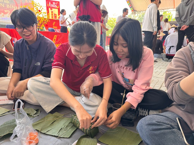 Sinh viên quốc tế lúng túng lần đầu gói bánh tét, đón Tết Việt giữa giảng đường - Ảnh 2.