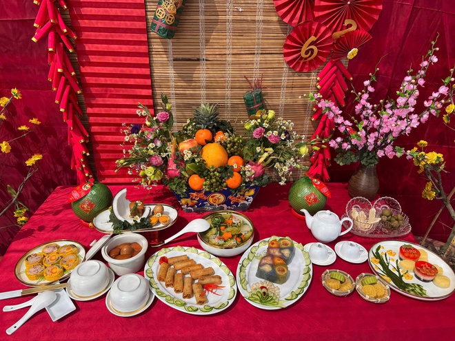 Sinh viên quốc tế lúng túng lần đầu gói bánh tét, đón Tết Việt giữa giảng đường - Ảnh 5.