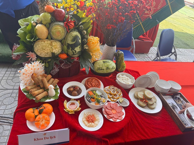 Sinh viên quốc tế lúng túng lần đầu gói bánh tét, đón Tết Việt giữa giảng đường - Ảnh 6.