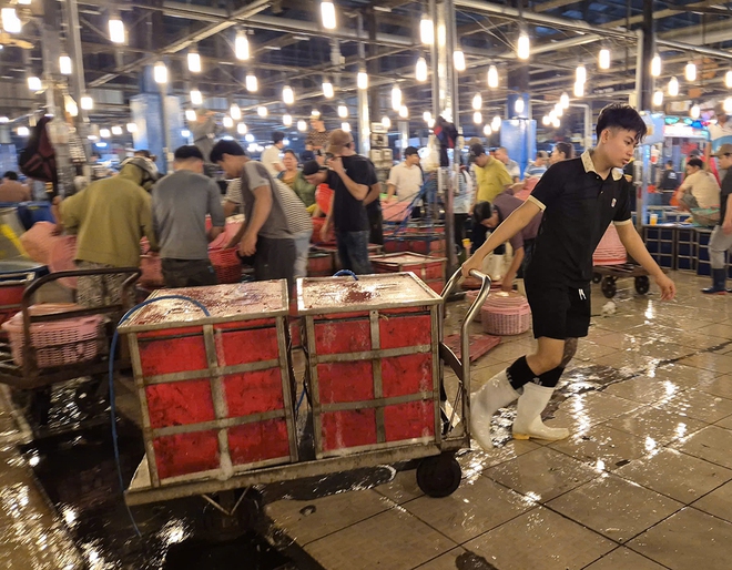 Trắng đ&ecirc;m mưu sinh ở chợ đầu mối B&igrave;nh Điền - Ảnh 1.