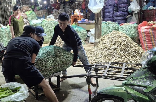 Trắng đ&ecirc;m mưu sinh ở chợ đầu mối B&igrave;nh Điền - Ảnh 2.