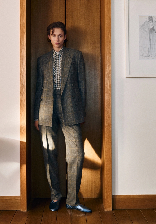 Màu xám không lạnh: bí quyết mặc gam màu công sở quen thuộc mà vẫn cuốn hút- Ảnh 2.