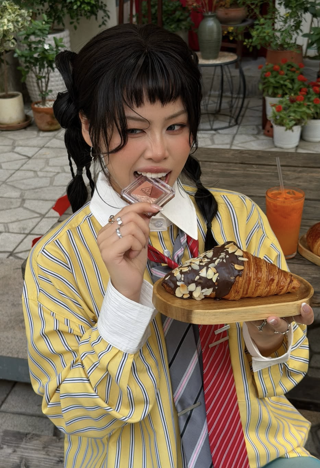 Áo sơ mi kẻ sọc tạo nên sự cân bằng giữa cổ điển và hiện đại - Ảnh 7.