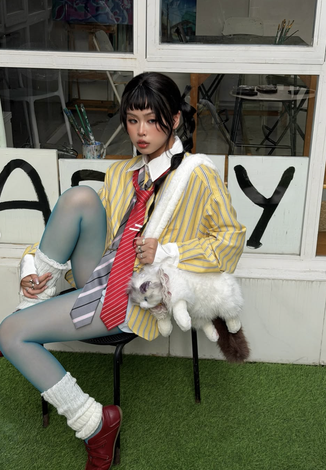 Áo sơ mi kẻ sọc tạo nên sự cân bằng giữa cổ điển và hiện đại - Ảnh 8.