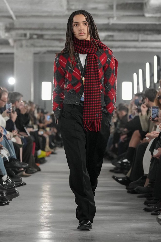 Mẹo để mặc trang phục dạ, len bớt 'nặng' trong mùa đông - Ảnh 3.