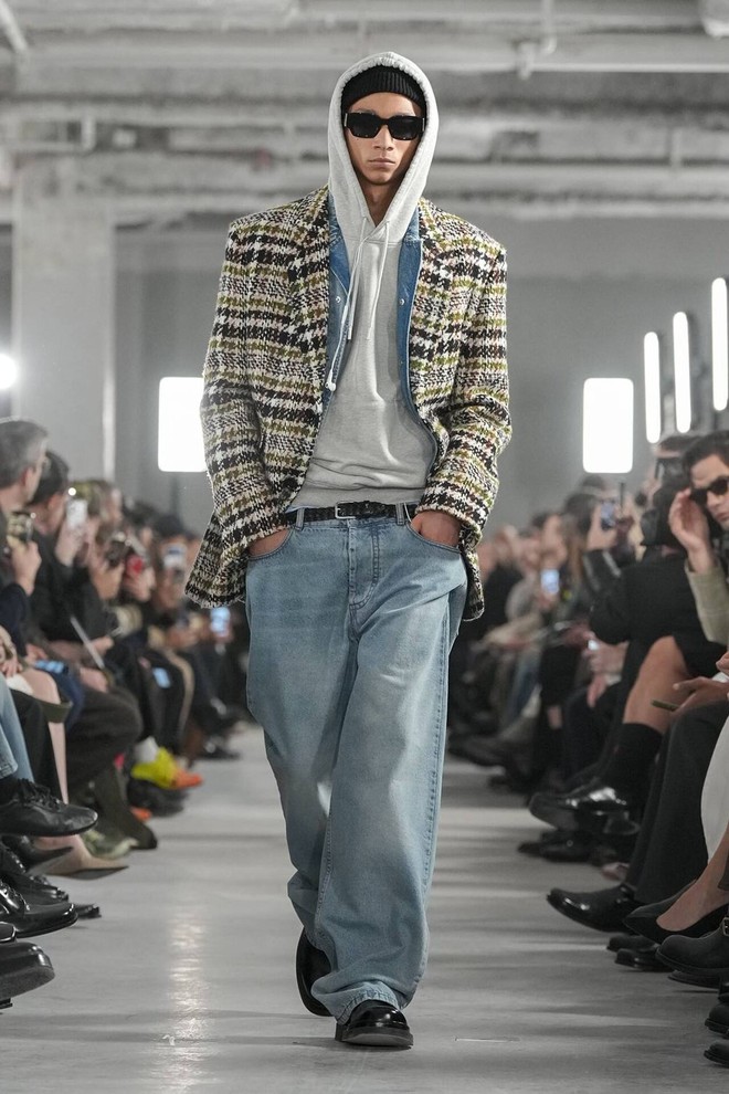 Mẹo để mặc trang phục dạ, len bớt 'nặng' trong mùa đông - Ảnh 2.