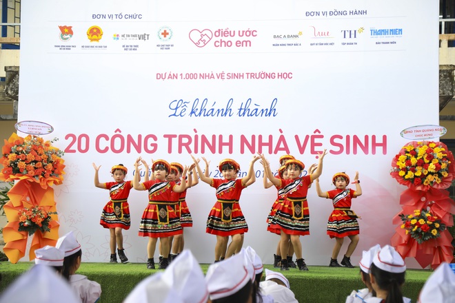 Khánh thành 20 công trình nhà vệ sinh trị giá 1,2 tỉ đồng cho học sinh Quảng Ngãi- Ảnh 1. Khánh thành 20 công trình nhà vệ sinh trị giá 1,2 tỉ đồng cho học sinh Quảng Ngãi- Ảnh 1.