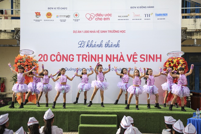 Khánh thành 20 công trình nhà vệ sinh trị giá 1,2 tỉ đồng cho học sinh Quảng Ngãi- Ảnh 2. Khánh thành 20 công trình nhà vệ sinh trị giá 1,2 tỉ đồng cho học sinh Quảng Ngãi- Ảnh 2.