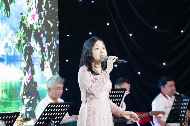 B&aacute;c sĩ l&agrave;m ca sĩ, h&aacute;t quy&ecirc;n g&oacute;p gần 675 triệu đồng cho bệnh nh&acirc;n dịp tết- Ảnh 5.