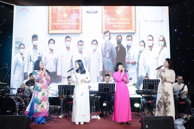 B&aacute;c sĩ l&agrave;m ca sĩ, h&aacute;t quy&ecirc;n g&oacute;p gần 675 triệu đồng cho bệnh nh&acirc;n dịp tết- Ảnh 4.