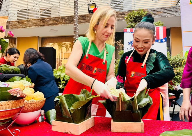 Tổng l&atilde;nh sự Mỹ trải nghiệm g&oacute;i b&aacute;nh chưng tại hội thi g&oacute;i b&aacute;nh cổ truyền - Ảnh 1.