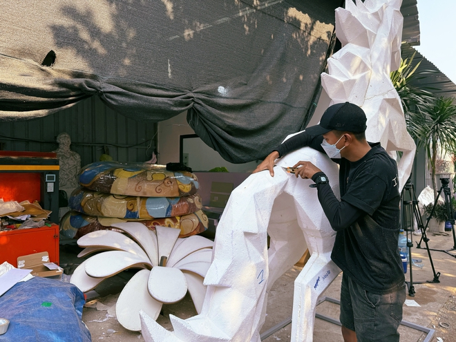 B&ecirc;n trong xưởng l&agrave;m linh vật ngựa cho Đường hoa Nguyễn Huệ 2026- Ảnh 3.