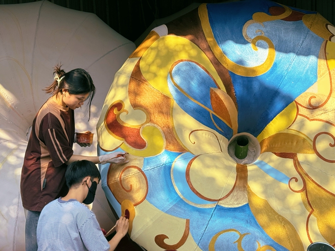 B&ecirc;n trong xưởng l&agrave;m linh vật ngựa cho Đường hoa Nguyễn Huệ 2026- Ảnh 2.