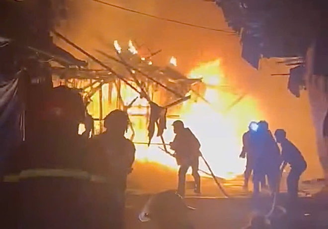 TP.HCM: Ch&aacute;y nhiều căn nh&agrave; ở kết hợp kinh doanh gần chợ Nhị Thi&ecirc;n Đường- Ảnh 1.