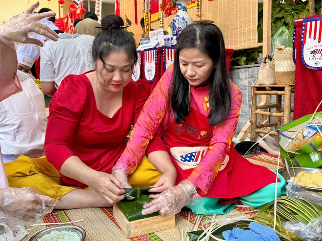 Tổng l&atilde;nh sự Mỹ trải nghiệm g&oacute;i b&aacute;nh chưng tại hội thi g&oacute;i b&aacute;nh cổ truyền - Ảnh 4.
