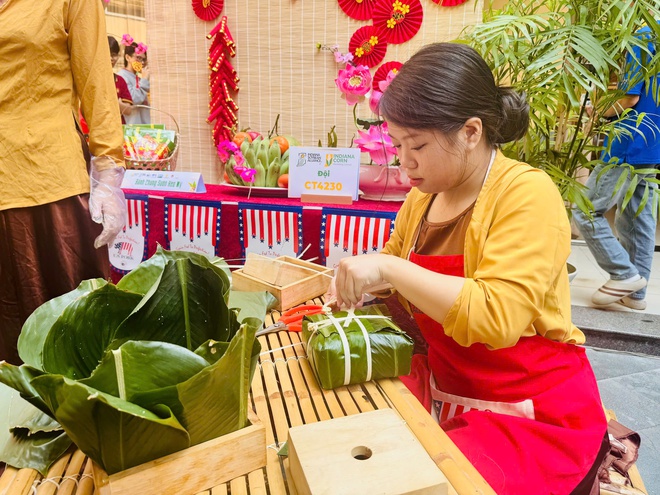 Tổng l&atilde;nh sự Mỹ trải nghiệm g&oacute;i b&aacute;nh chưng tại hội thi g&oacute;i b&aacute;nh cổ truyền - Ảnh 5.